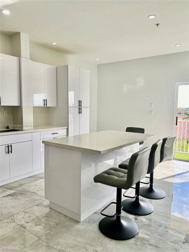 Building Photo - 3 br, 2 bath House - 6940 NW 179th St # 406-7
