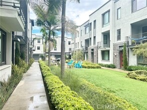 Building Photo - 126 Schick