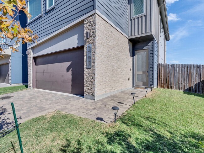 Foto del edificio - 5702 Rucio Ln