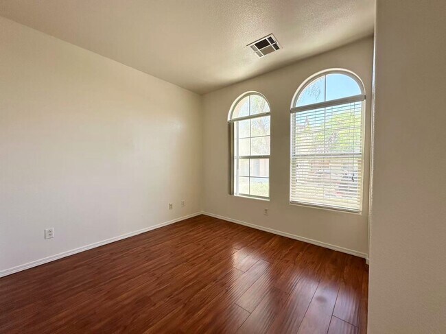 Building Photo - Beautiful two-story single-family house.