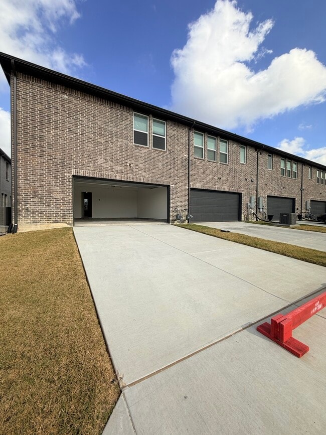 attached garage - 4729 Spinner St