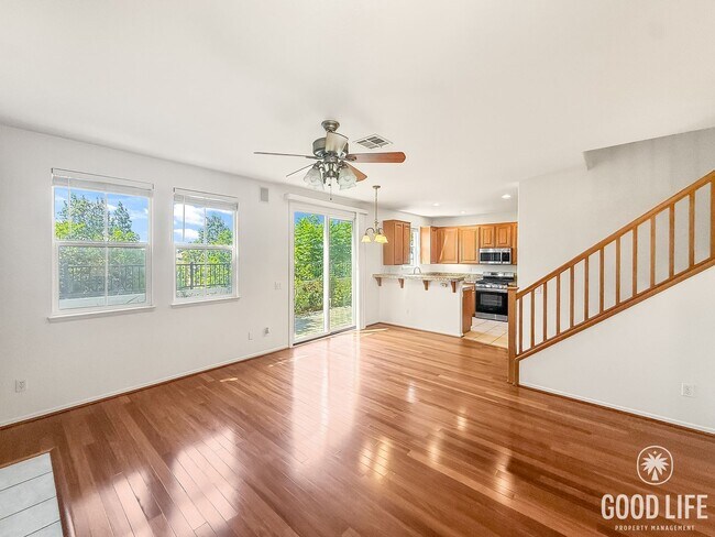 Building Photo - 3B 2.5BA Townhouse End-Unit in Eastlake Vi...