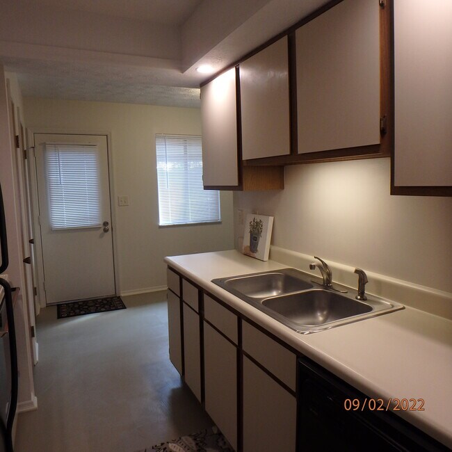 Building Photo - 3500 Spanish Villa Dr