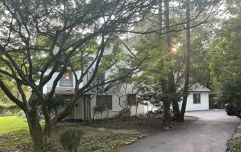 Building Photo - 134 Yew Rd
