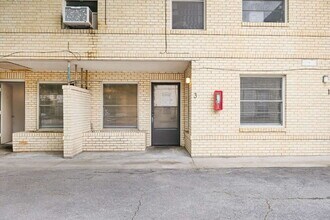 Building Photo - 523 S Travis St