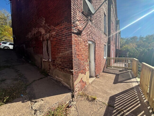 Foto del edificio - Updated flooring, finished basement, and great outdoor space in a walkable Swissvale location
