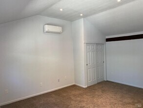 Building Photo - 1644 Hillview Pl