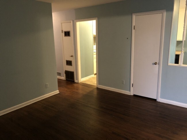 Building Photo - 3800 Willow Cir