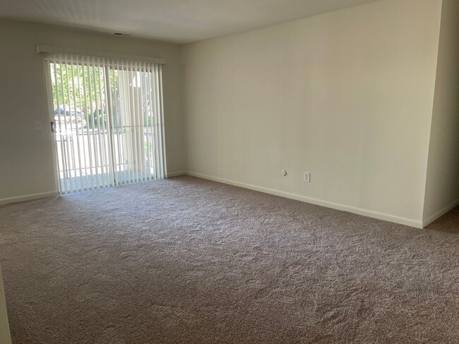 Building Photo - Newly Updated 3 bedroom apartment