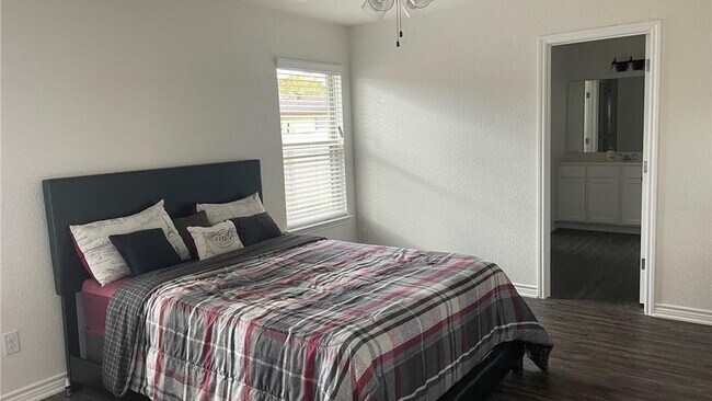 Foto del edificio - 1417 E Jasper Dr