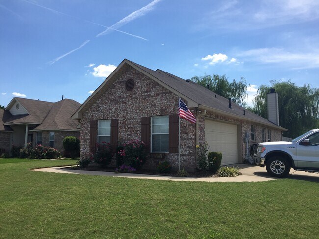 Building Photo - Close to Barksdale Air Base! Savannah Place!