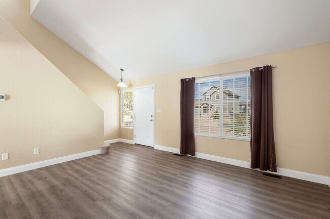 Foto del edificio - 6276 Riverdale Dr