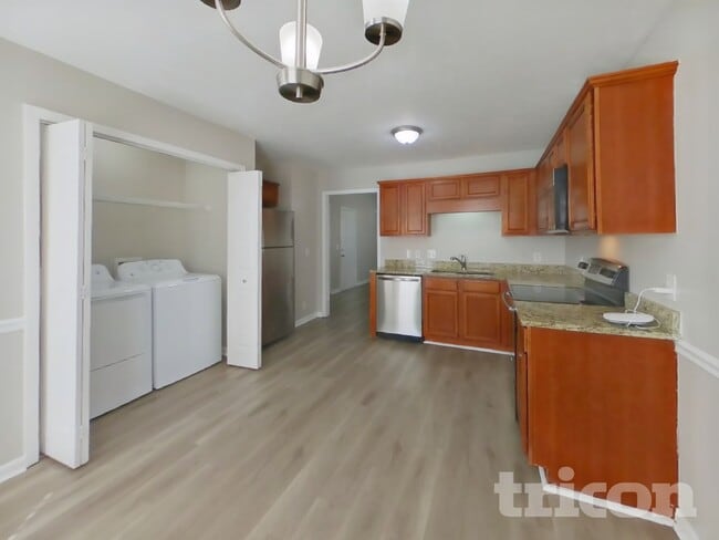 Foto del edificio - 996 Tom Hailey Blvd