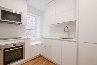 Building Photo - 2060 Rue du Fort