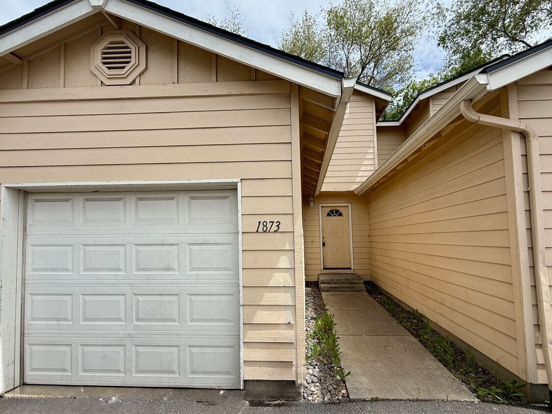 Foto principal - CHECK OUT THIS SPACIOUS TOWNHOUSE IN REDMO...