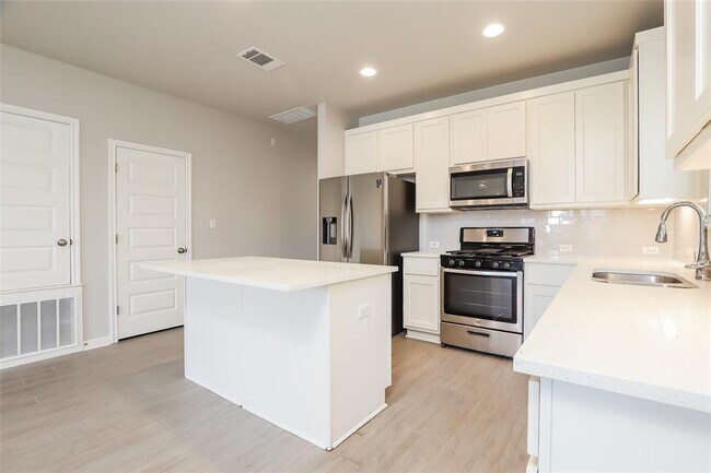 Foto del edificio - 2724 Juniper Woods Rd