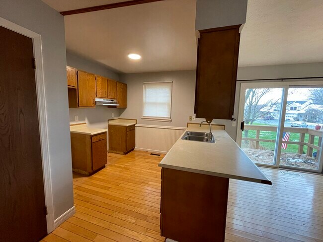 Foto del edificio - 1083 Cunningham Dr