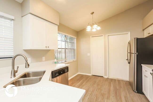 Building Photo - 548 Portland Cir