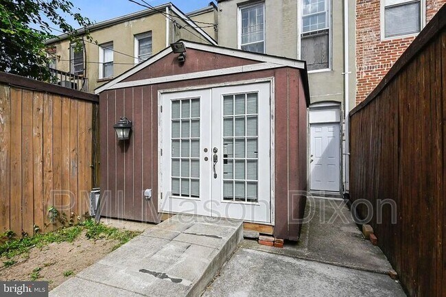 Foto del edificio - 819 Newington Ave