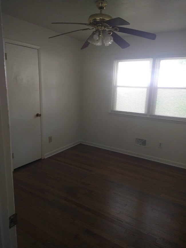 Building Photo - 3br1ba, hardwood floors, back yard, no pets