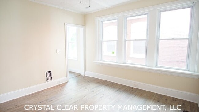 Building Photo - Newly remodeled 3 bed 2 bath on a quite st...