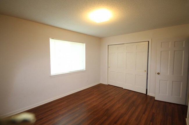 Building Photo - 3328 Pinewood Ave
