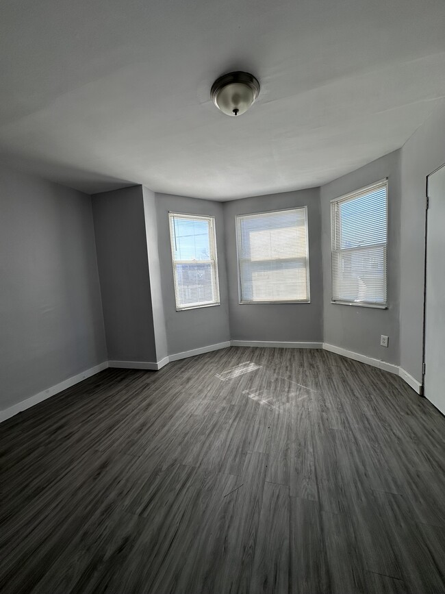 Building Photo - 2647 S 68th St