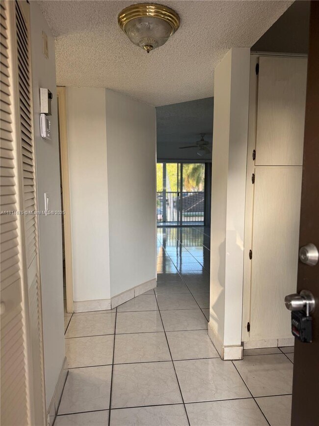 Foto del edificio - 8750 Royal Palm Blvd