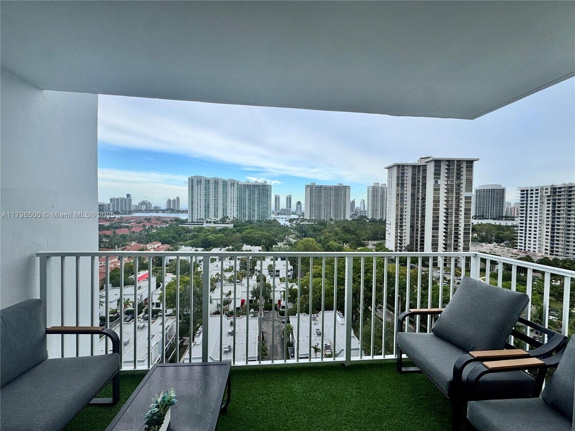 Foto principal - 2851 NE 183rd St