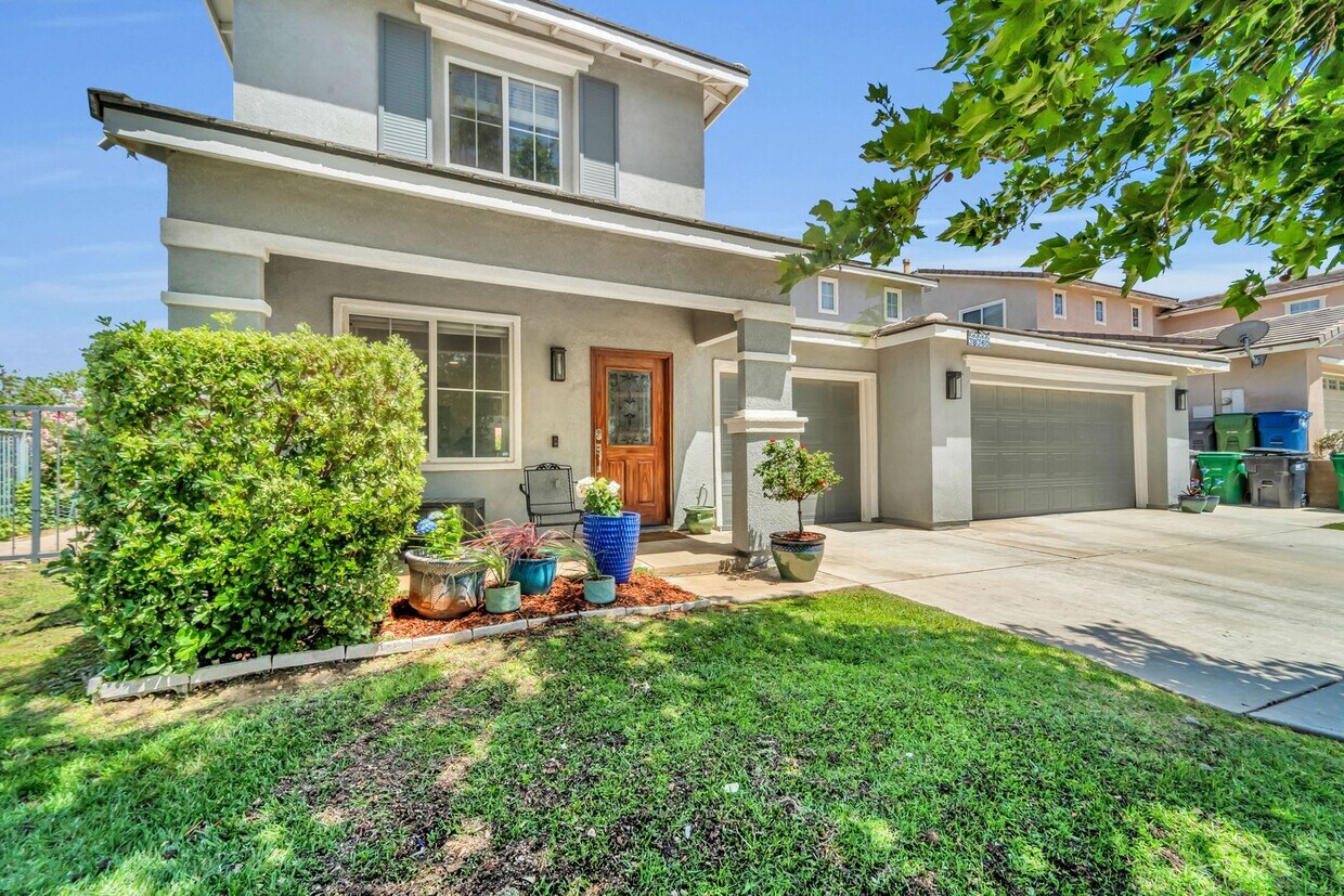 Building Photo - West Palmdale 5+3 POOL/SMART HOME WITH SOLAR!