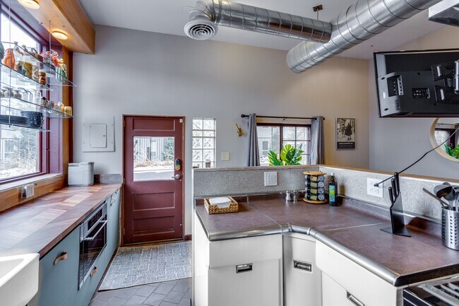 Building Photo - 2562 River Dr