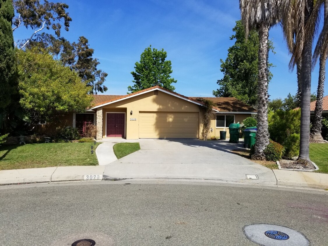 Primary Photo - Bright and Beautiful 4 bedroom 2.5 bath La...