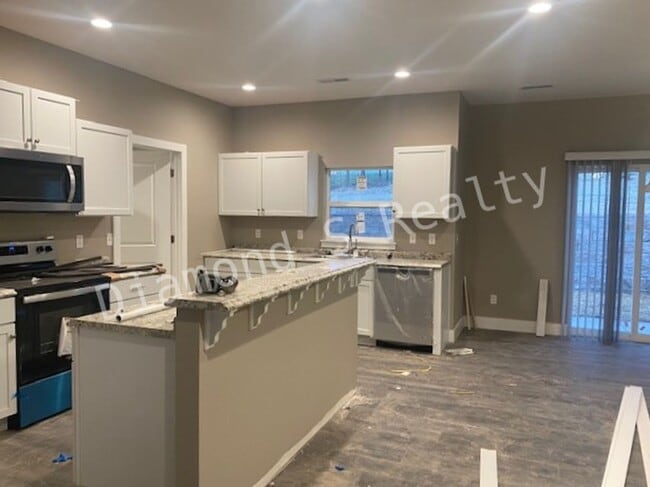 Building Photo - Gorgeous 4 Bedroom Ozark House Coming Earl...