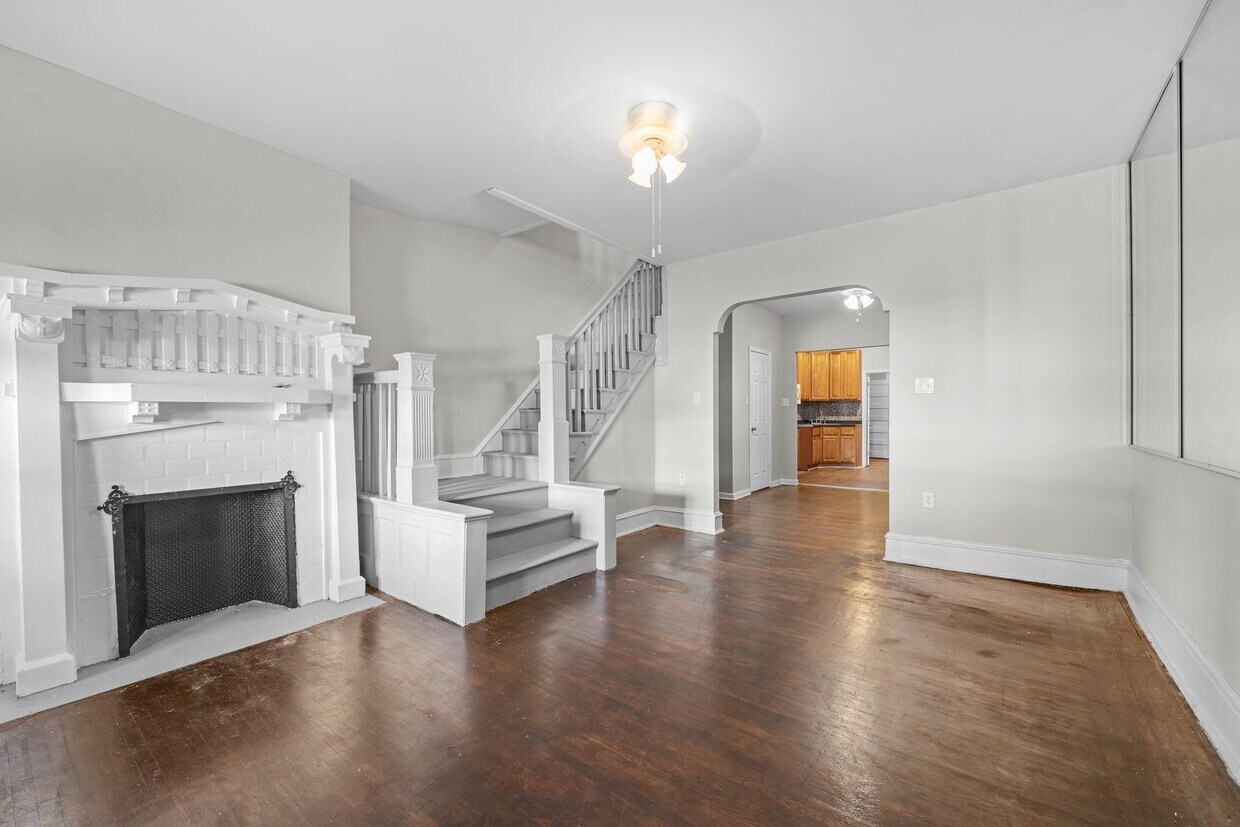 Primary Photo - ???Large 4 bedroom & 1.5 baths home locate...