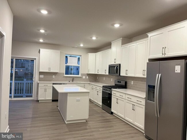 Building Photo - 507 Titanium St