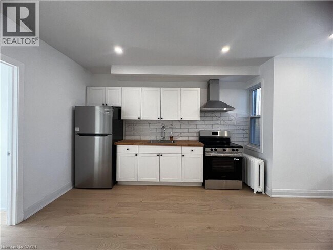 Photo du bâtiment - 804A ST CLAIR Avenue W Unit# 101