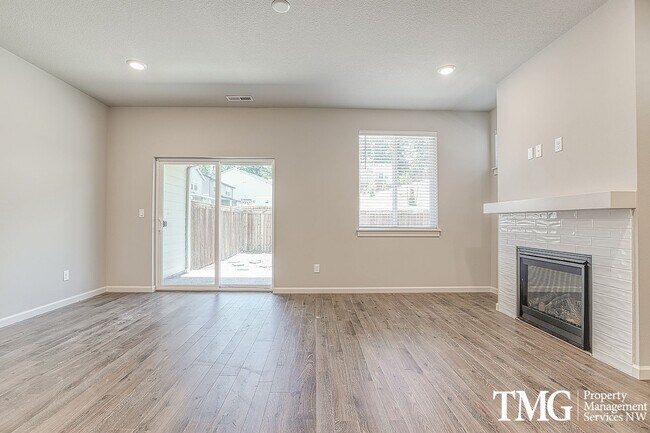 Foto del edificio - 3 Bedroom, 2.5 Bath Townhome In Ridgefield!