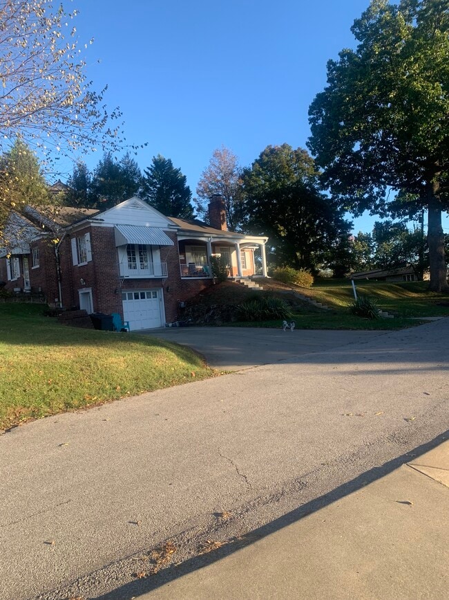 Building Photo - 812 Breezemont Dr
