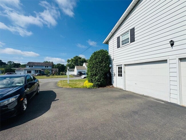 Building Photo - 2715 Manhattan Dr
