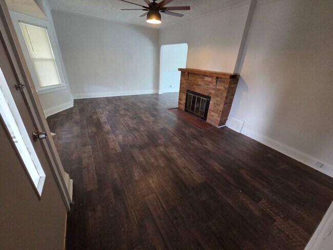 Building Photo - Charming 3-Bedroom Property in Prime Location