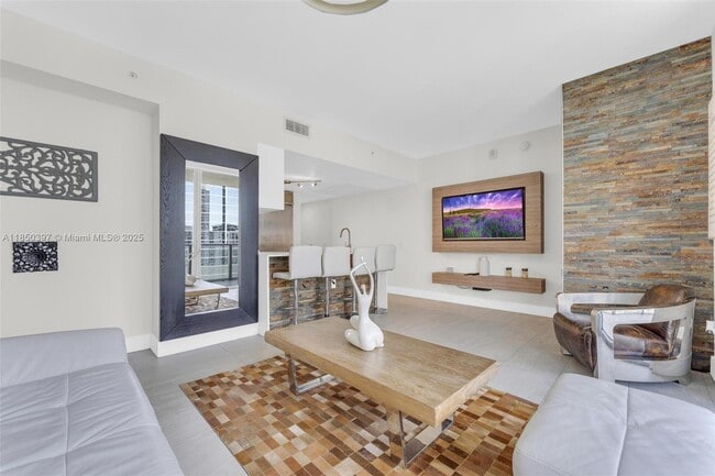 Building Photo - 1300 Brickell Bay Dr