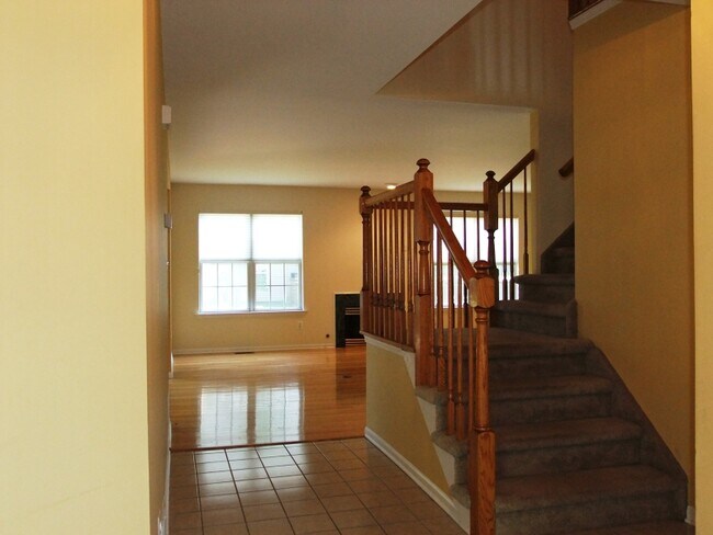 Building Photo - 12 Roxiticus Ct