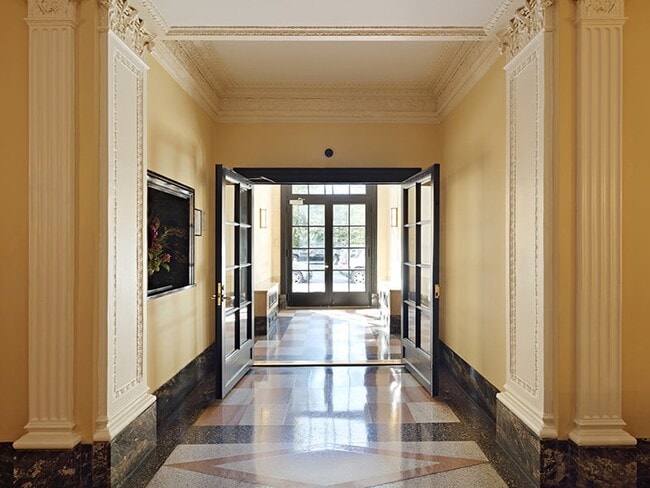 Building Photo - 25 W 81st St