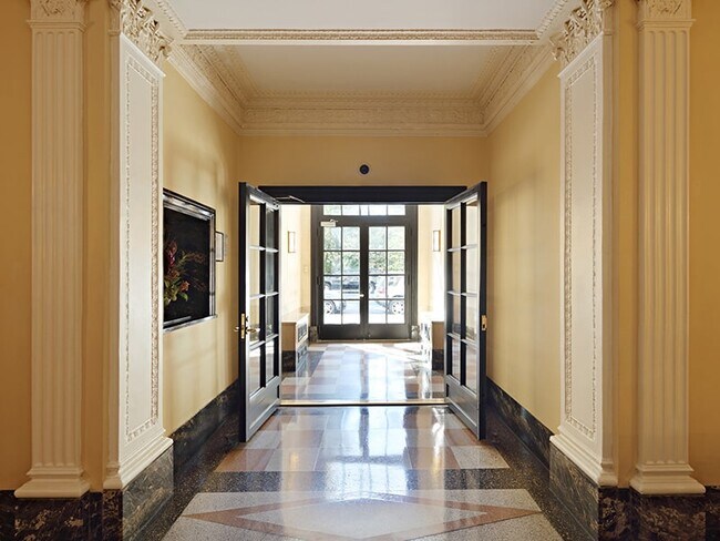 Building Photo - 25 W 81st St