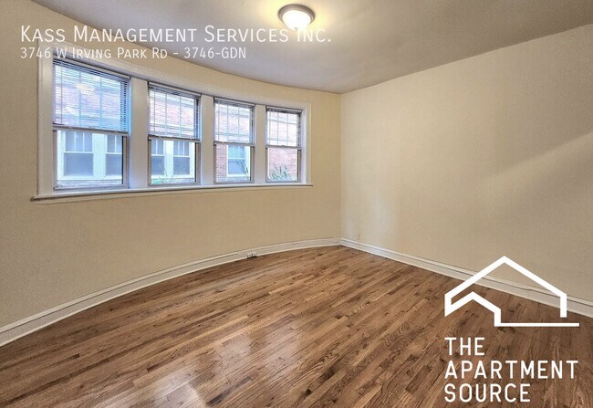 Foto del edificio - 3746 W Irving Park Rd