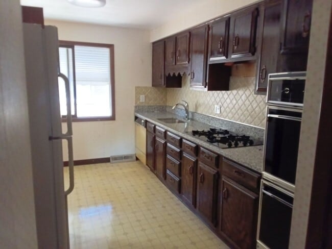 Foto del edificio - Spacious Lakeshore Living – 3-Bedroom Duplex with Charm & Convenience