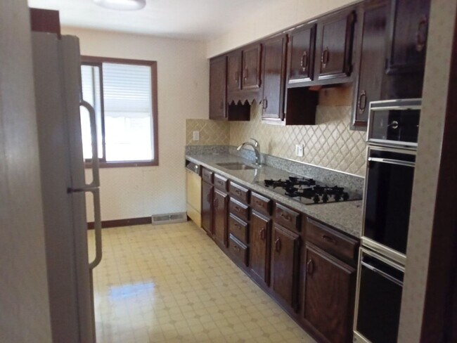 Building Photo - Spacious Lakeshore Living – 3-Bedroom Duplex with Charm & Convenience