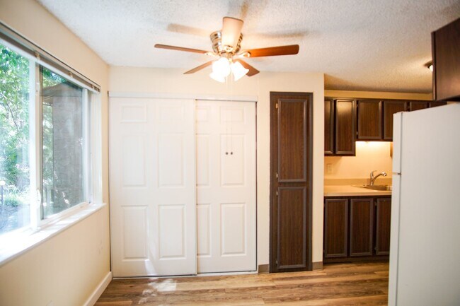 Foto del edificio - 2nd Floor 2 Bedroom with Parking, Dishwasher, & Pet-Friendly!