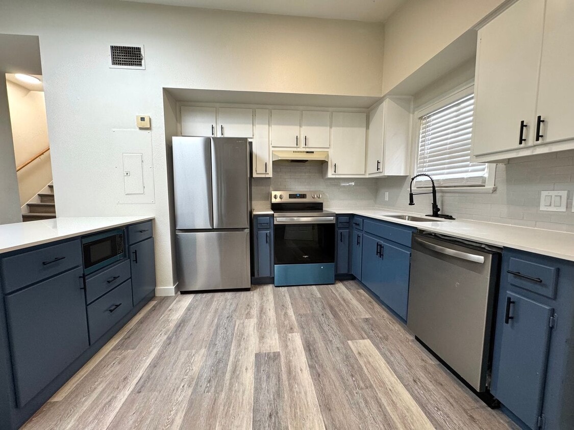 Primary Photo - North Campus Charming 2 Bedroom