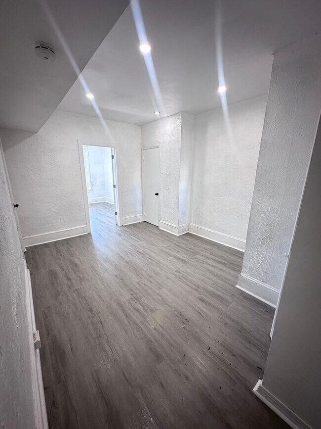 Building Photo - 5023 Walnut St